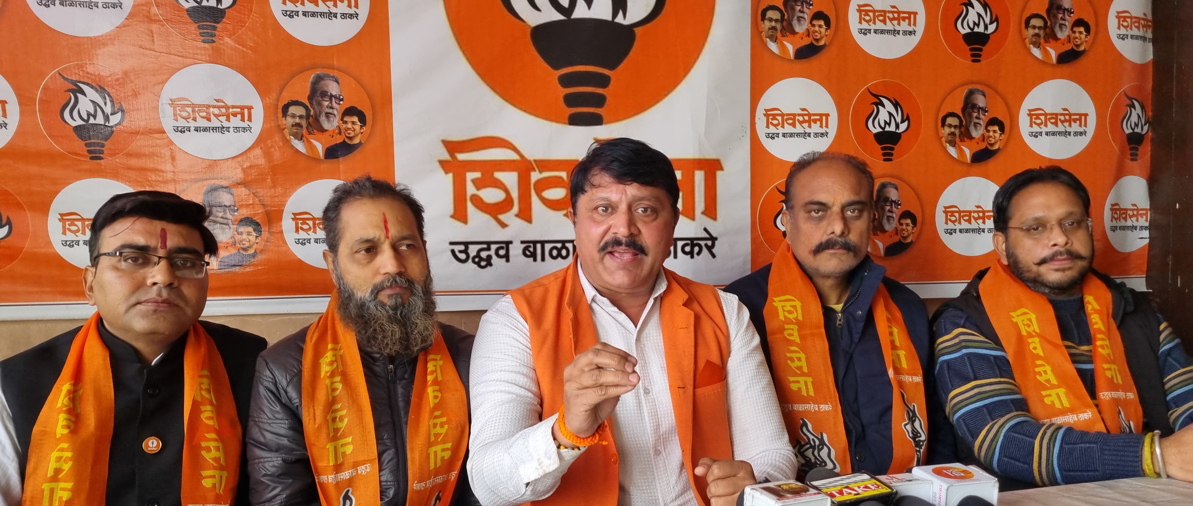 तीन हिन्दू युवाओं की पिटाई पर भडके शिव सैनिक तीन हिन्दू युवाओं की पिटाई पर भडके शिव सैनिक