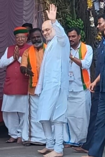 अमित शाह, एस.पी. वेलुमणि, तमिलनाडु भाजपा चुनाव प्रभारी पियूष गोयल और अन्य लोग चर्चा में हिस्सा ले रहे थे। अमित शाह, एस.पी. वेलुमणि, तमिलनाडु भाजपा चुनाव प्रभारी पियूष गोयल और अन्य लोग चर्चा में हिस्सा ले रहे थे।