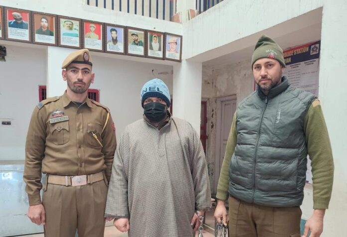 शोपियां पुलिस ने ठग को पकड़ा, हिरासत से रिहाई का झूठा वादा कर 5.4 लाख की धोखाधड़ी के लिए ई-एफआईआर दर्ज शोपियां पुलिस ने ठग को पकड़ा, हिरासत से रिहाई का झूठा वादा कर 5.4 लाख की धोखाधड़ी के लिए ई-एफआईआर दर्ज