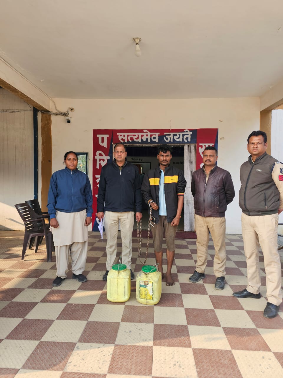 आबकारी एक्ट के तहत कोरबा पुलिस की बड़ी कार्रवाई, एक दिन में 44 प्रकरण दर्ज, 653.3 लीटर अवैध महुआ शराब जप्त आबकारी एक्ट के तहत कोरबा पुलिस की बड़ी कार्रवाई, एक दिन में 44 प्रकरण दर्ज, 653.3 लीटर अवैध महुआ शराब जप्त