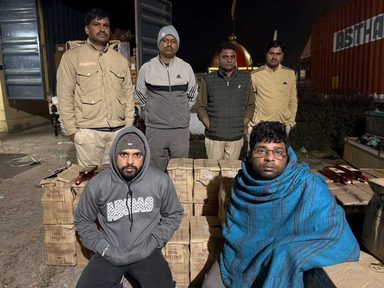 पुलिस गिरफ्त में शराब तस्करी के आरोपी