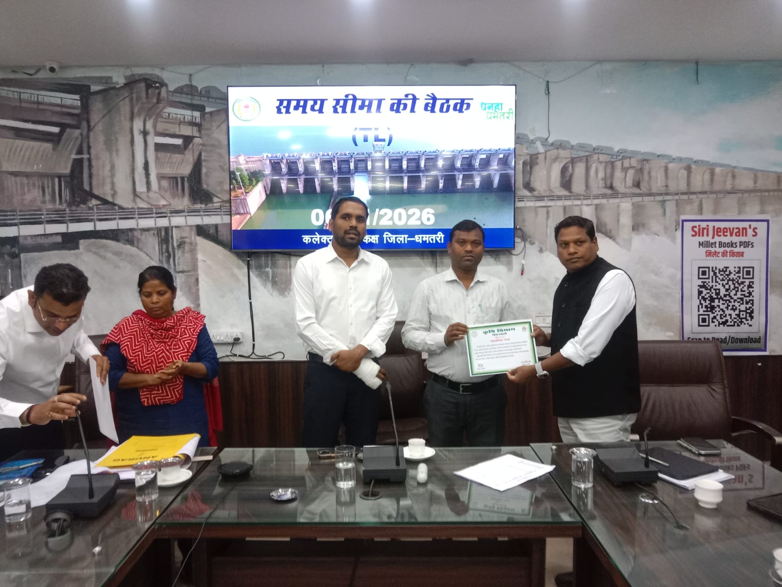 कृषि विस्तार अधिकारी को सम्मानित करते हुए कलेक्टर अबिनाश मिश्रा।