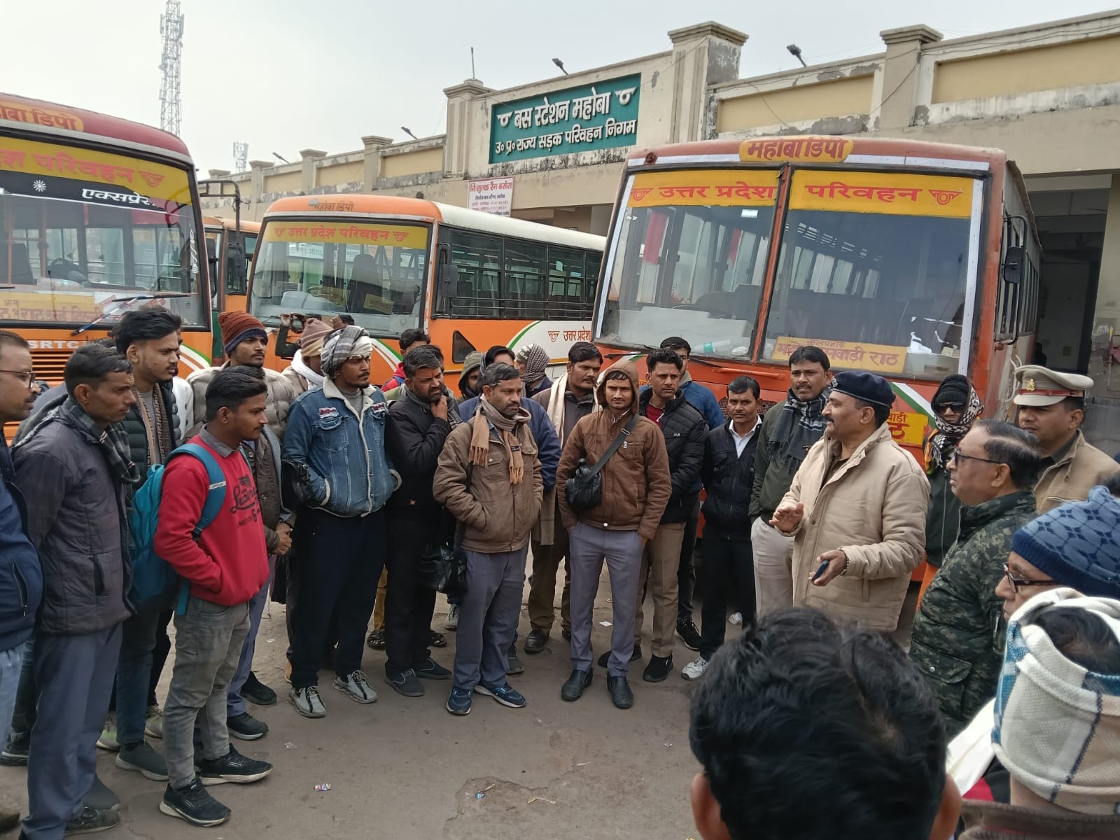 यातायात नियमों की जानकारी देते