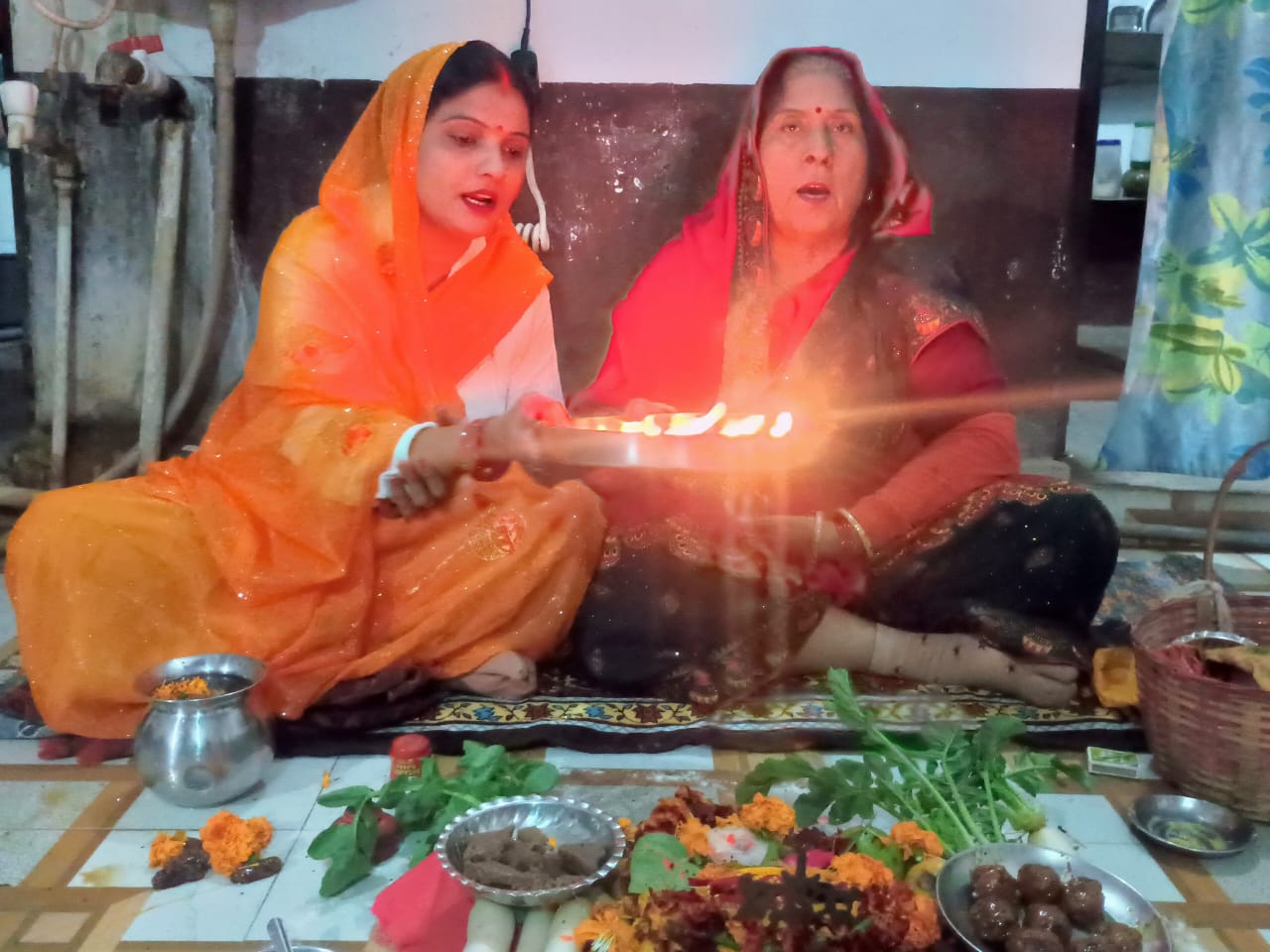 गणेश चतुर्थी पर पूजा अर्चना करते हुए व्रती माताएं