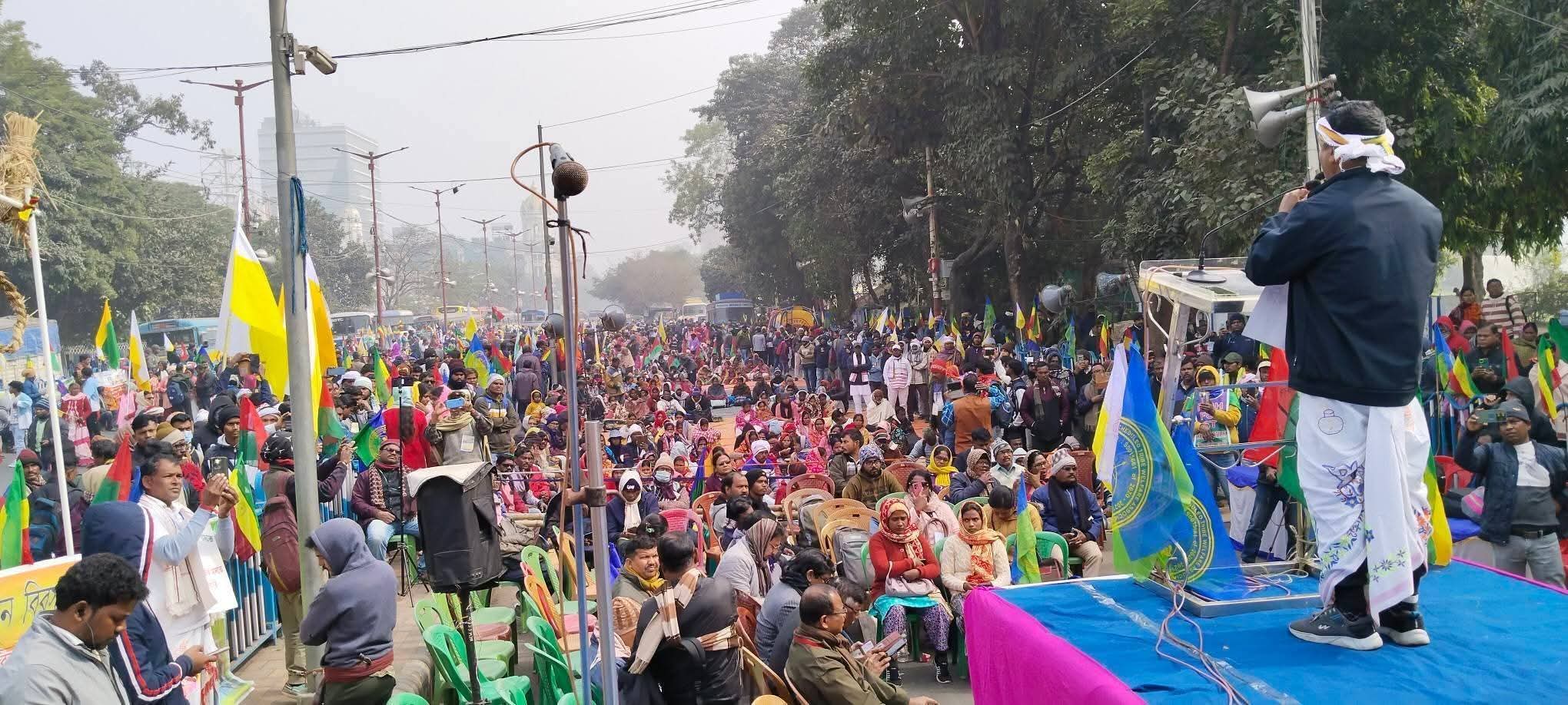 कोलकाता के रानी रासमणि रोड पर आदिवासी समाज का विशाल प्रदर्शन।