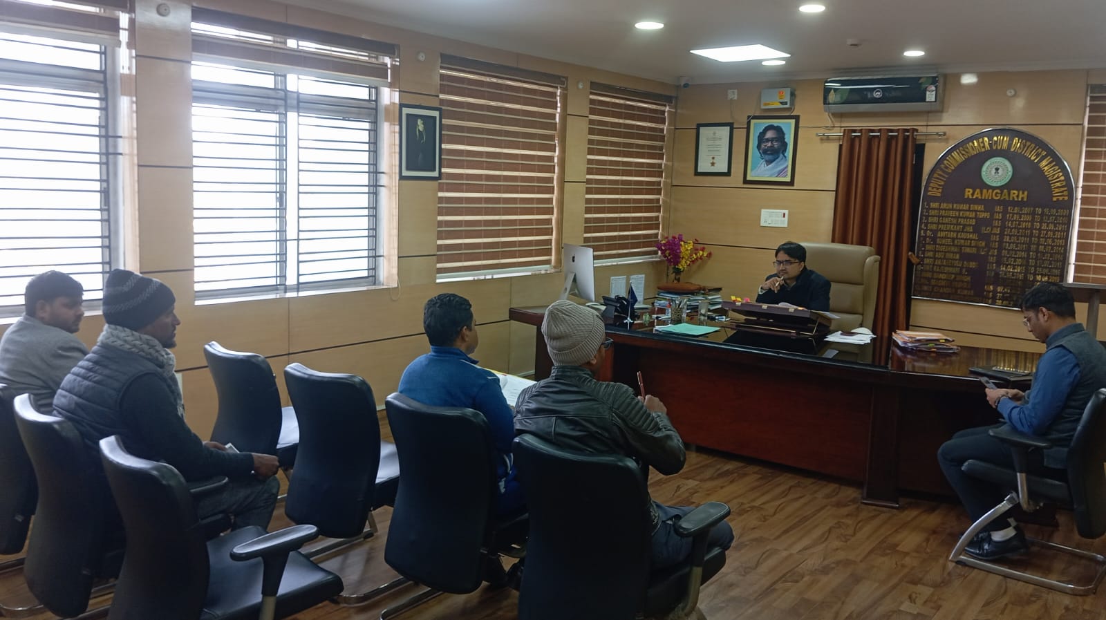 बैठक में शामिल अधिकारी बैठक में शामिल अधिकारी