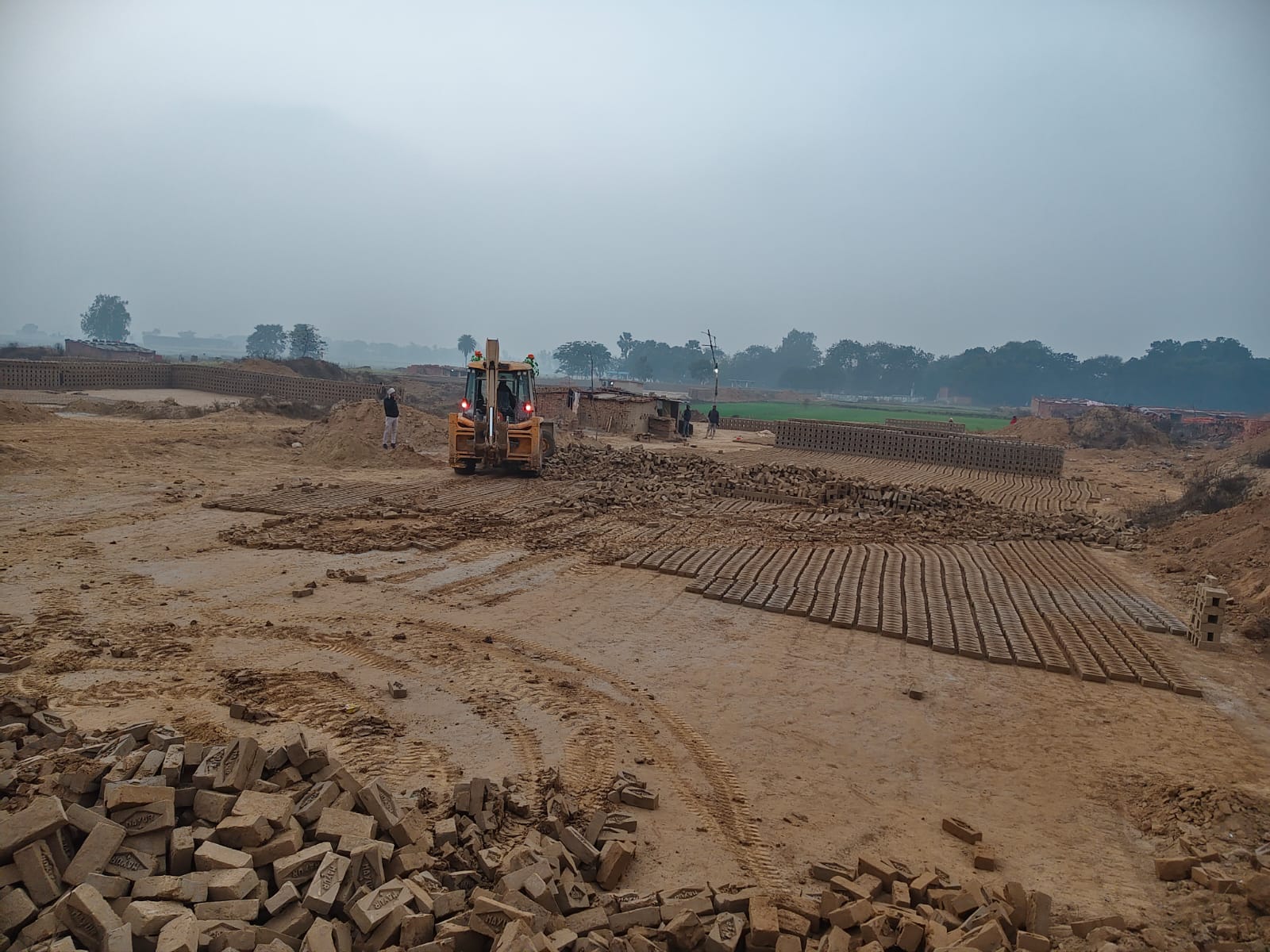 विनिमय शुल्क जमा न करने पर 4 ईंट भट्ठों पर कार्रवाई, कच्ची ईंटें तोड़ी गईं, संचालन रोका गया*