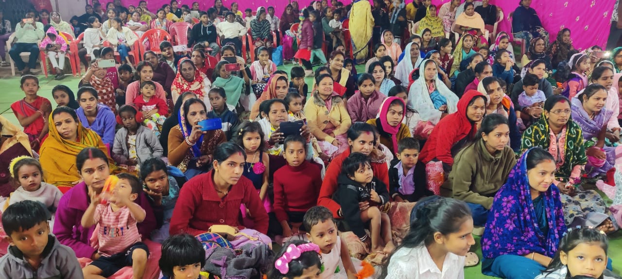 सांस्कृतिक कार्यक्रम देखते हुए बच्चे व उनके पालक।