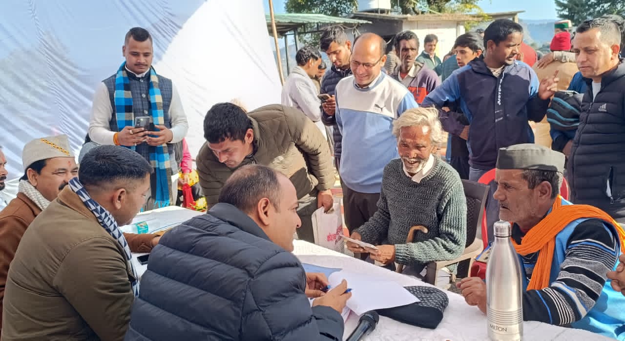 जनता की समस्या सुनते जिलाधिकारी