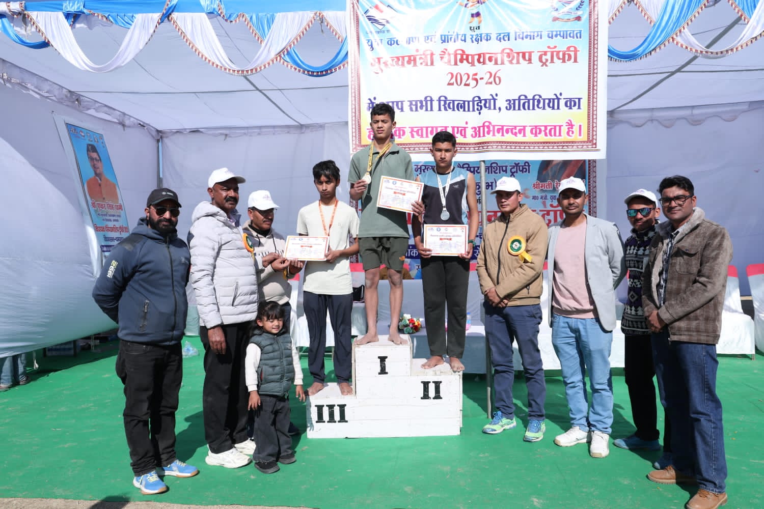 विजेता खिलाड़ियों को पुरस्कार प्रदान करते विधायक प्रतिनिधि