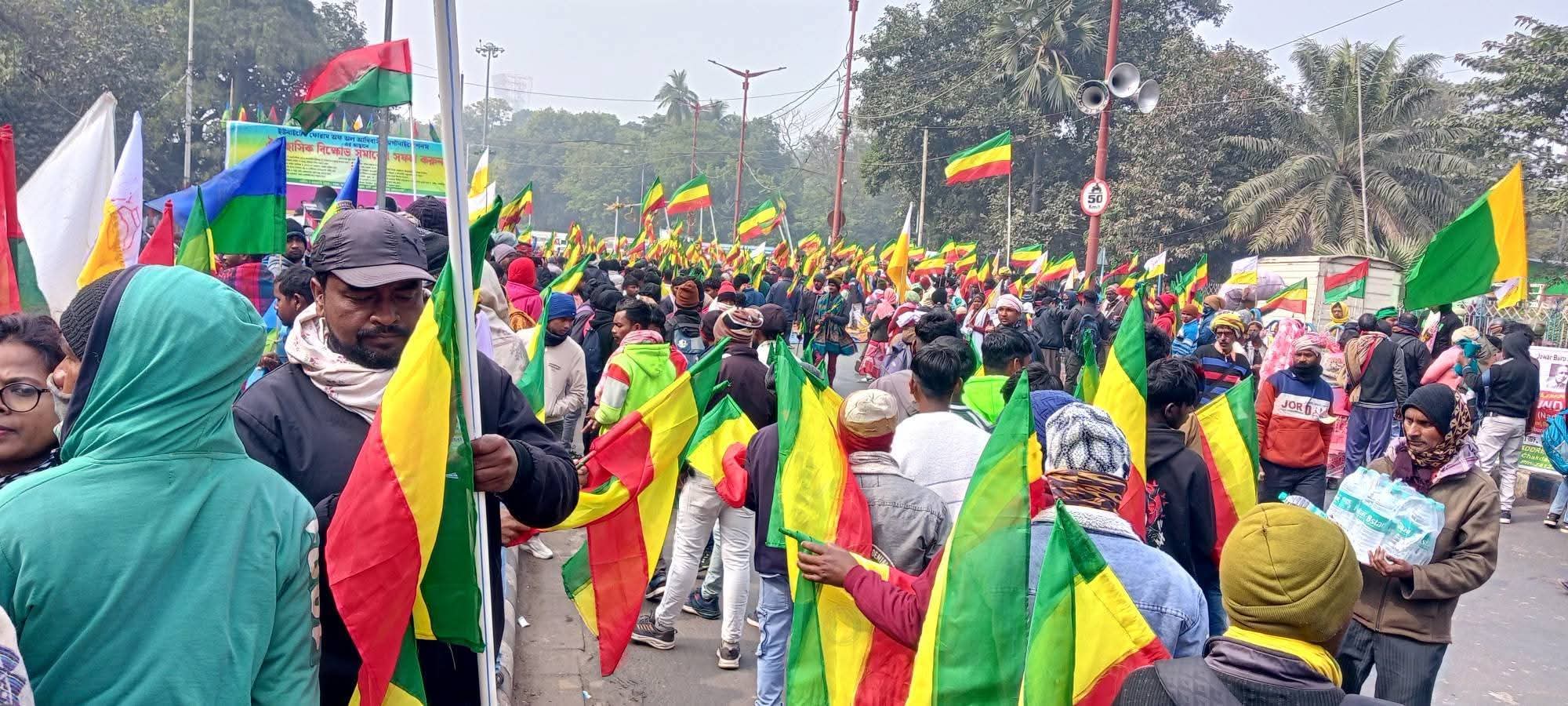कोलकाता के रानी रासमणि रोड पर आदिवासी समाज का विशाल प्रदर्शन।