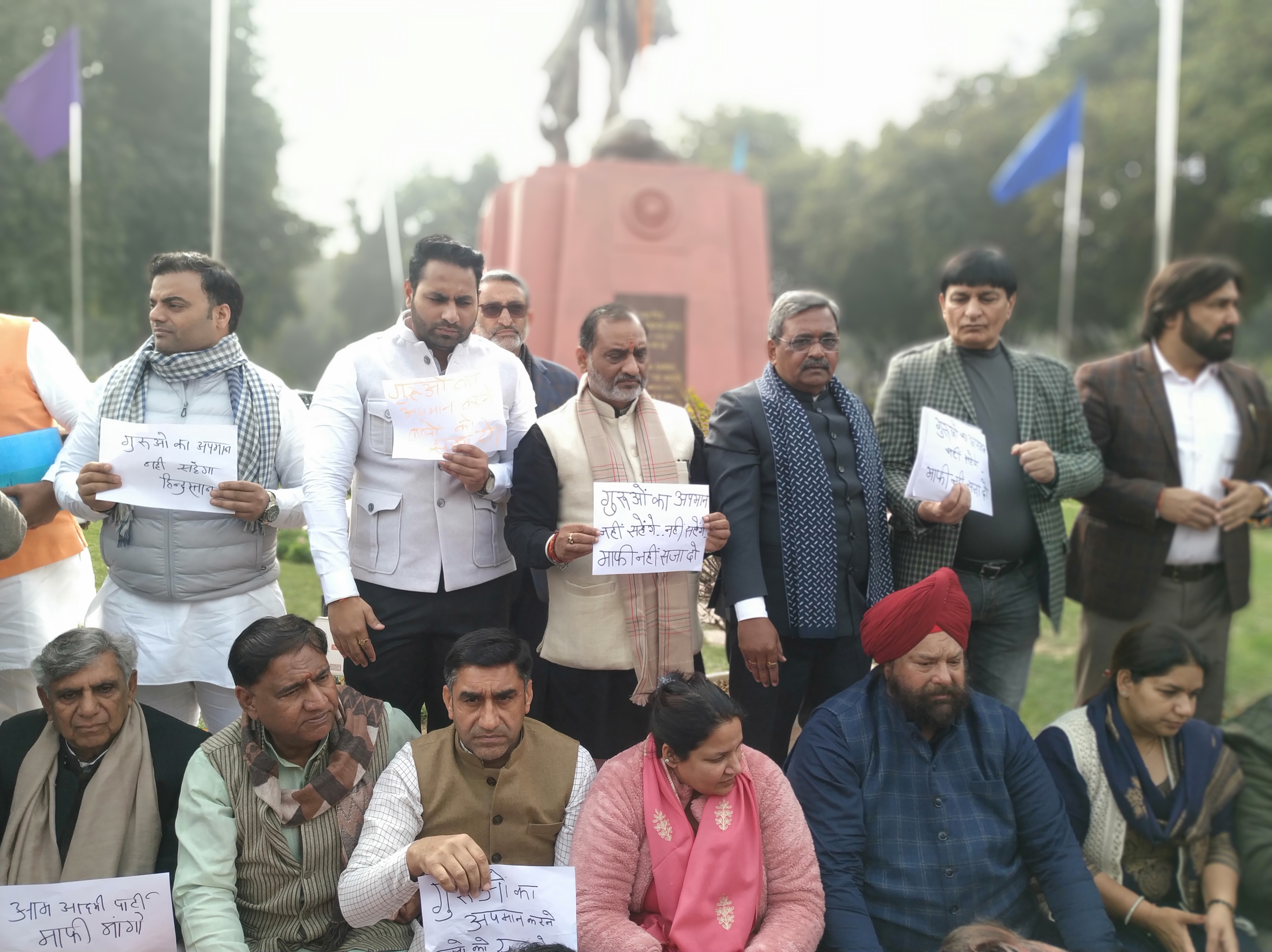 दिल्ली विधानसभा में आतिशी के खिलाफ प्रदर्शन करते भाजपा विधायको