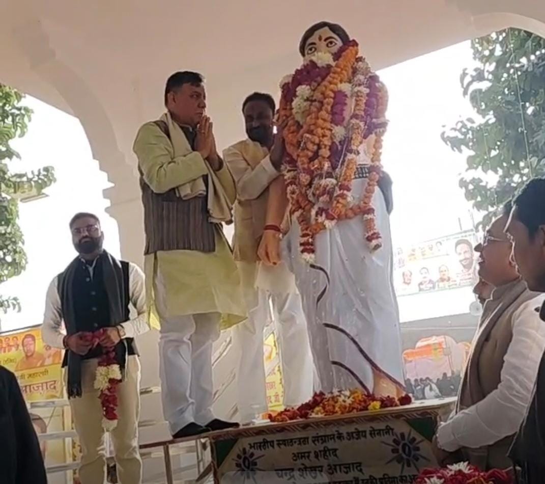 बदरका में आजाद प्रतिमा पर माल्यार्पण करते हुए सतीश महाना अध्यक्ष विधान सभा