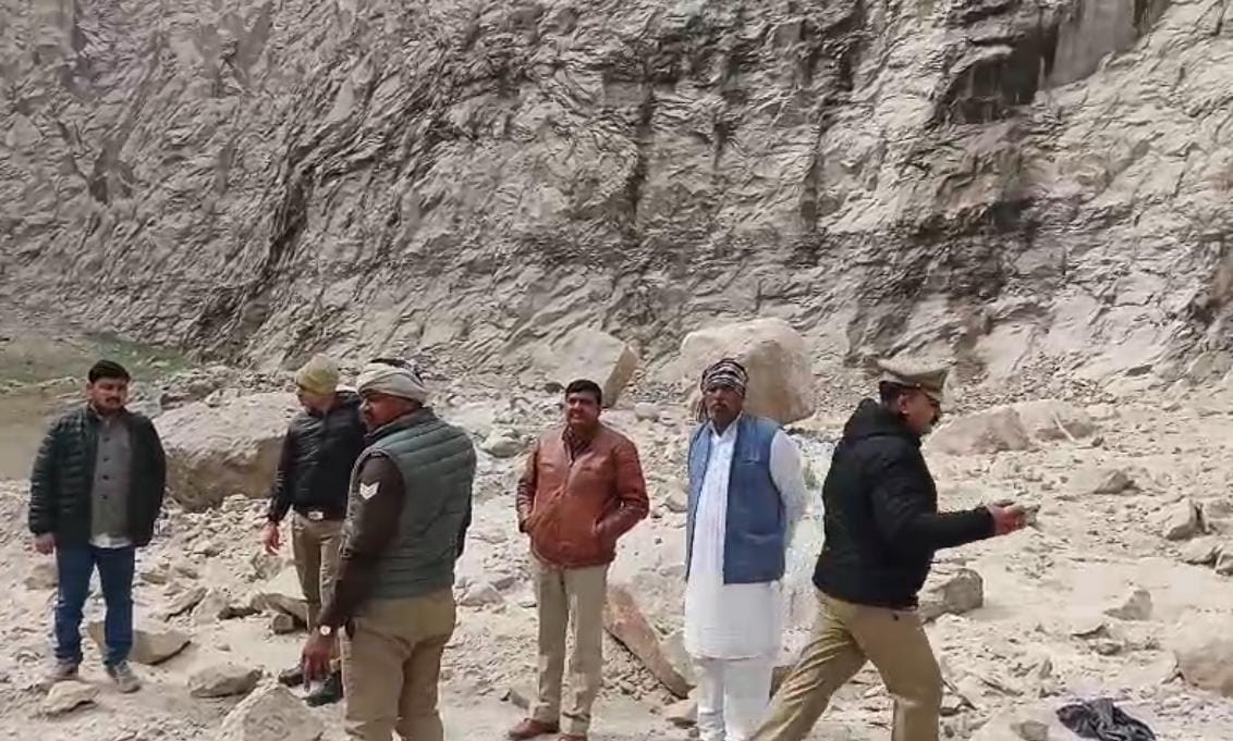 घटना स्थल पर जांच करती पुलिस