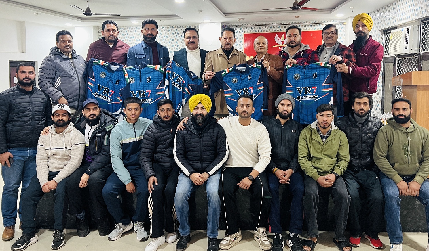 सिधी क्रिकेट कप के लिए रवाना हो रही जेके वॉरियर्स टीम, हुआ भव्य अभिनंदन