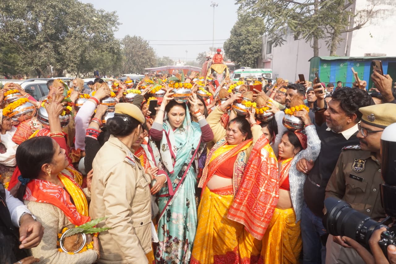 आठ दिवसीय श्रीराम कथा के साथ 1008 कुंडीय हनुमान महायज्ञ का भव्य आयोजन से पूर्व निकली विशाल कलश यात्रा