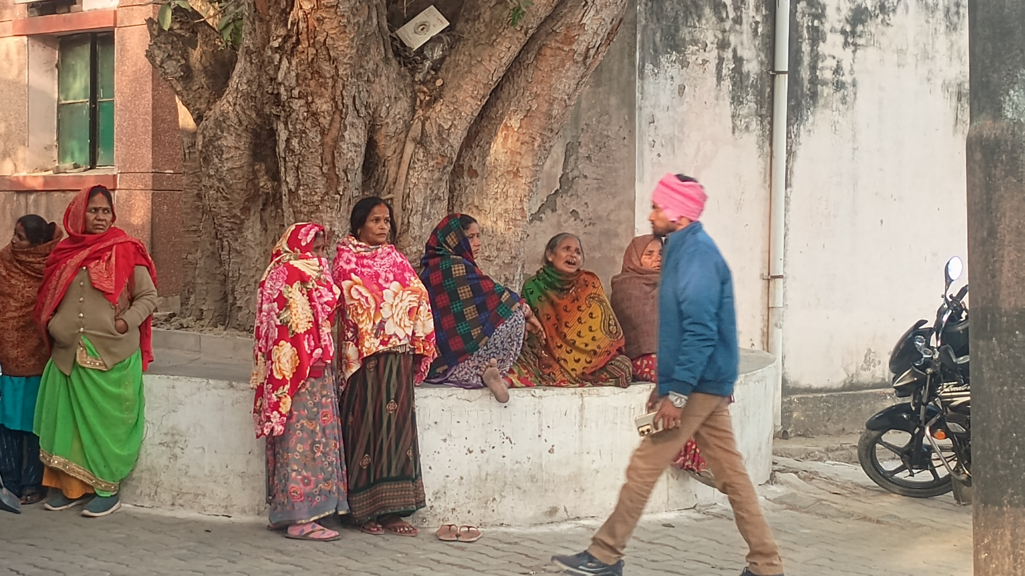 जिला अस्पताल में रोते बिलखते परिजन