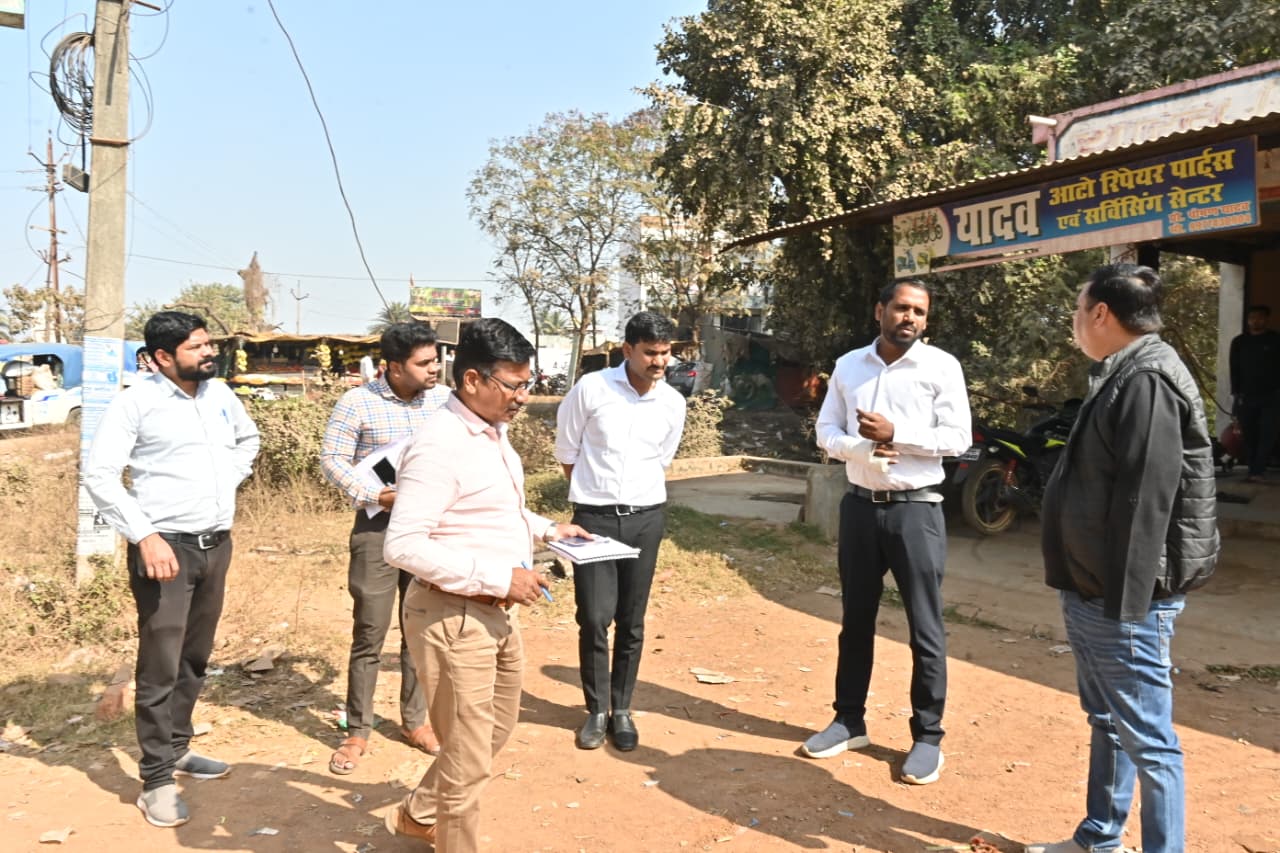 स्थल का निरीक्षण करते हुए कलेक्टर अबिनाश मिश्रा।