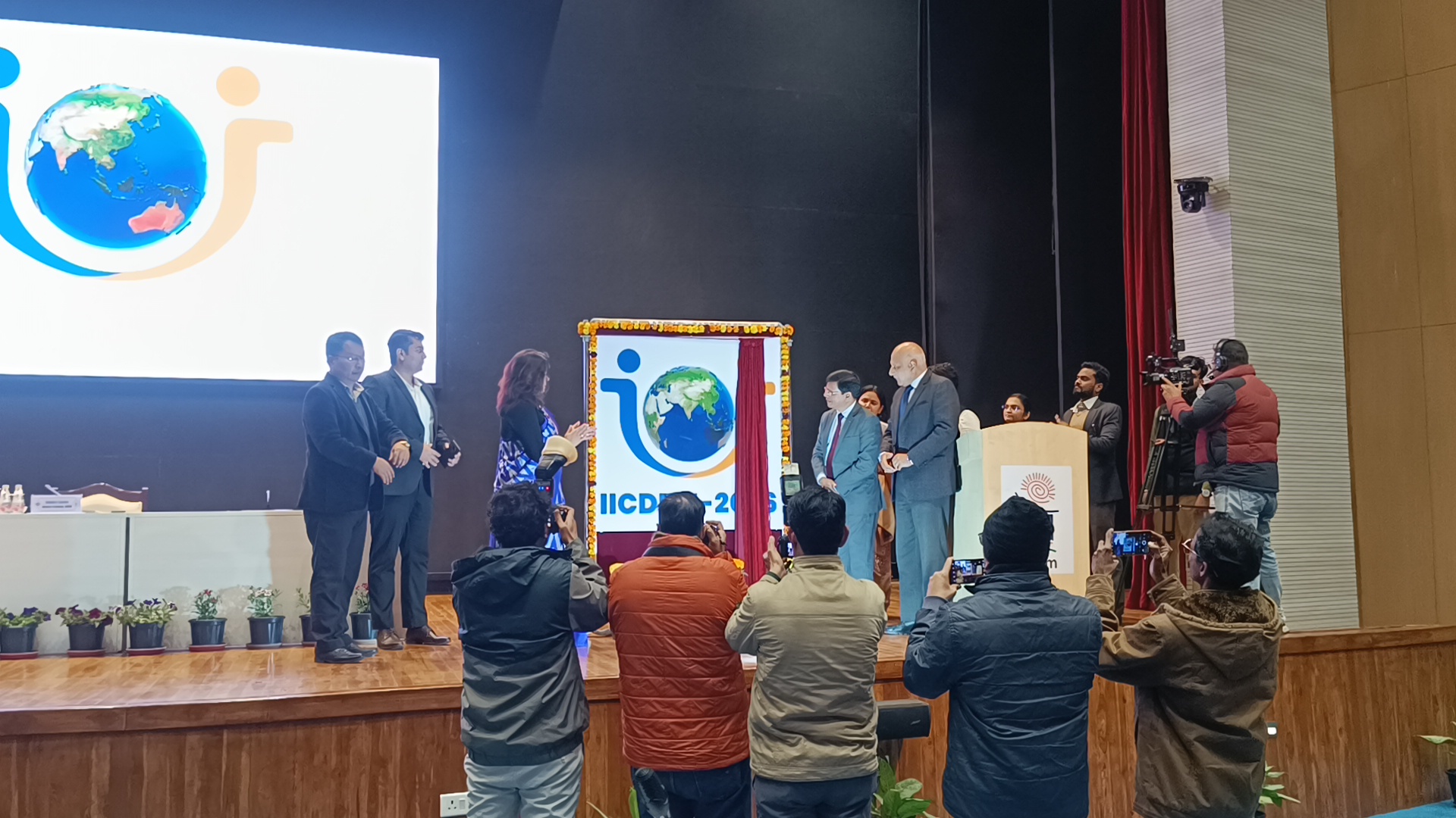 सम्मेलन का लोगो जाती करते हुए महानिदेशक राकेश वर्मा सम्मेलन का लोगो जाती करते हुए महानिदेशक राकेश वर्मा