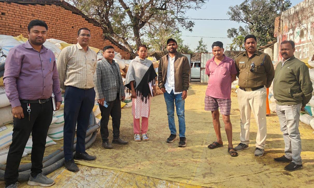 अवैध धान भंडारण पर बड़ी कार्रवाई, ग्राम डोंगरी में उड़नदस्ता दल का छापा, 526 क्विंटल अवैध धान जप्त अवैध धान भंडारण पर बड़ी कार्रवाई, ग्राम डोंगरी में उड़नदस्ता दल का छापा, 526 क्विंटल अवैध धान जप्त