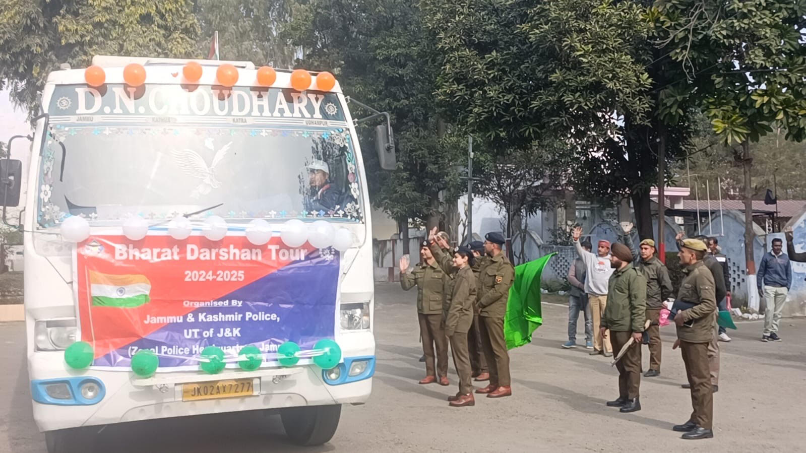 SSP flagged off a group of 82 students for Bharat Darshan Yatra.