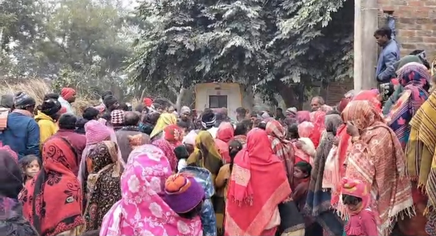 मृतक के घर पर जमा भारी भीड़