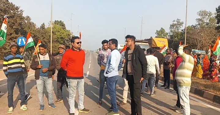 राष्ट्रीय राजमार्ग संख्या-छह पर तृणमूल कर्मी का सड़क अवरोध