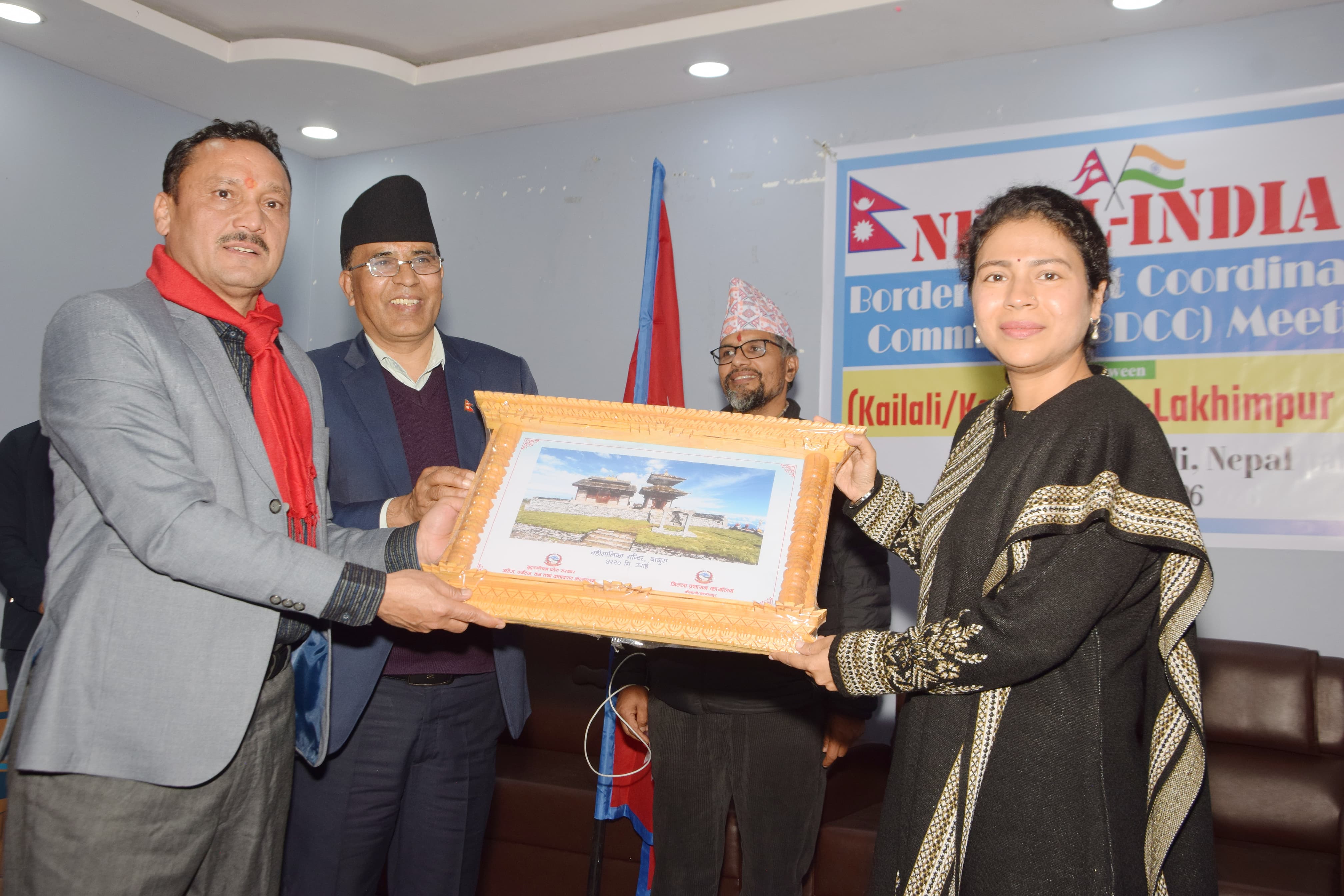 खीरी डीएम दुर्गा शक्ति नागपाल को सम्मानित करते कैलाली जिलाधिकारी खीरी डीएम दुर्गा शक्ति नागपाल को सम्मानित करते कैलाली जिलाधिकारी