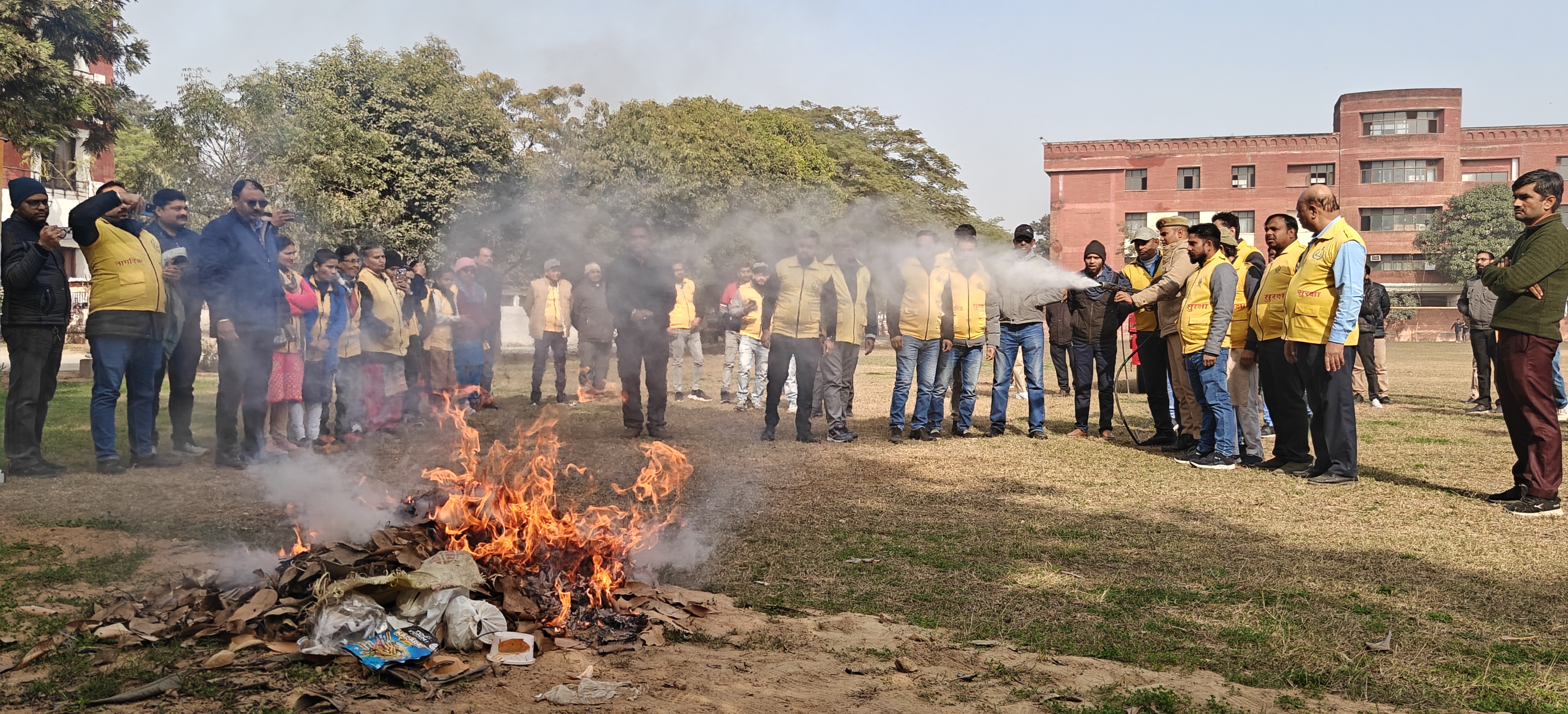 मुरादाबाद इंस्टिट्यूट ऑफ़ टेक्नोलॉजी में क्षमता निर्माण प्रशिक्षण शिविर में आग बुझाते वार्डन।
