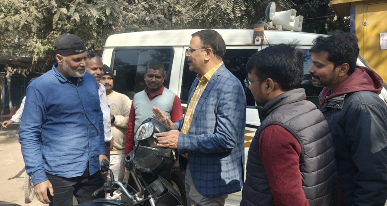 जागरूकता अभियान चलाते अधिकारी