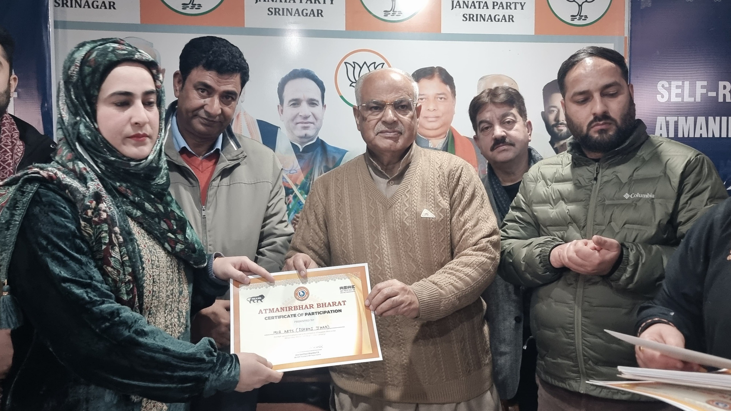 अशोक कौल ने श्रीनगर जिले में स्वदेशी मेला के प्रतिभागियों को सम्मानित किया और संगठनात्मक तैयारियों की समीक्षा की