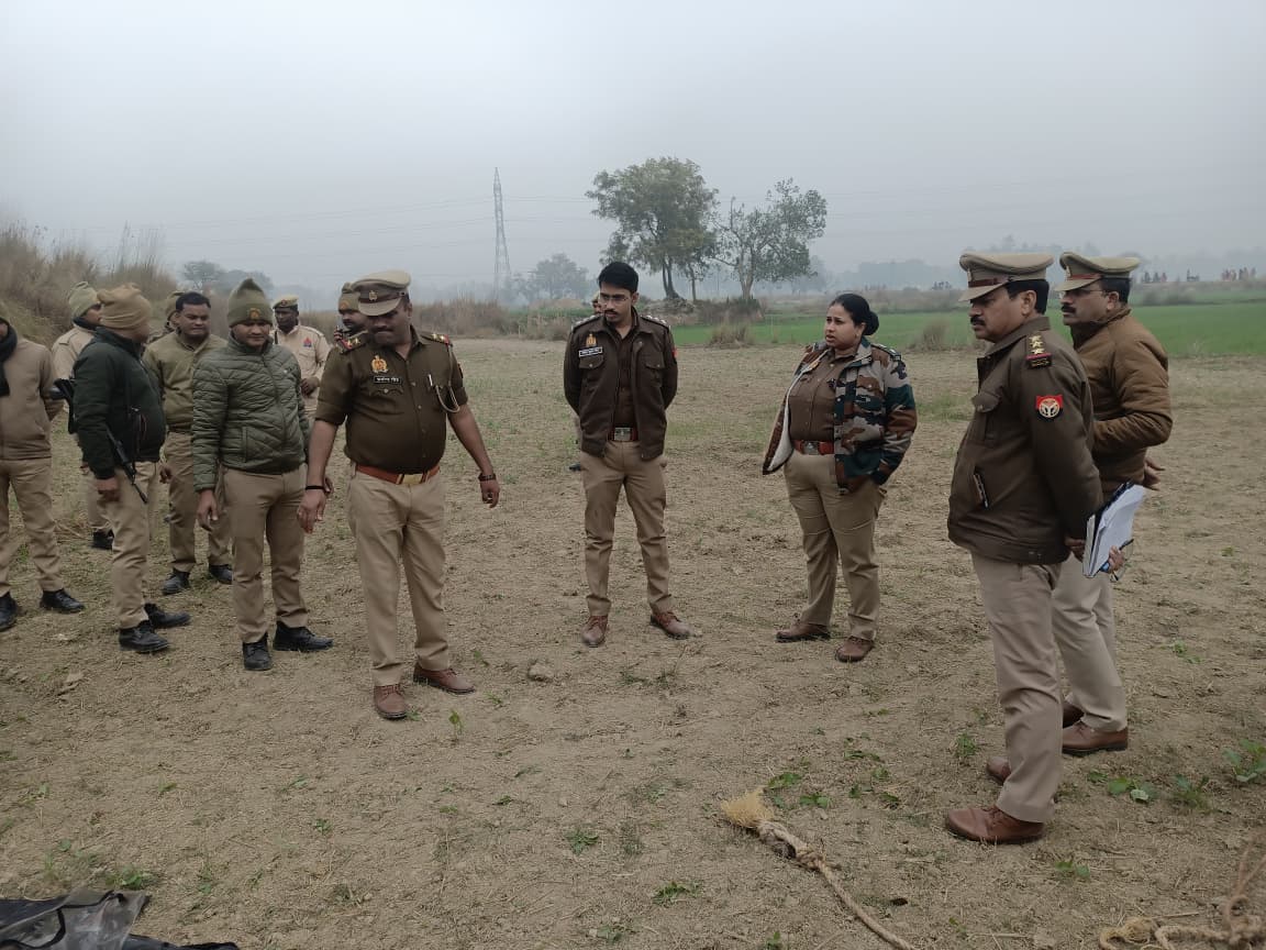 घटना की निरीक्षण करती एसपी