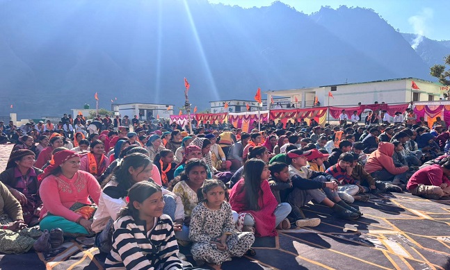 धर्मनगरी लाखामंडल में आयोजित हिंदू सम्मेलन में उपस्थित जनसमूह। धर्मनगरी लाखामंडल में आयोजित हिंदू सम्मेलन में उपस्थित जनसमूह।