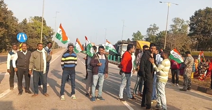 राष्ट्रीय राजमार्ग संख्या-छह पर तृणमूल कर्मी का सड़क अवरोध