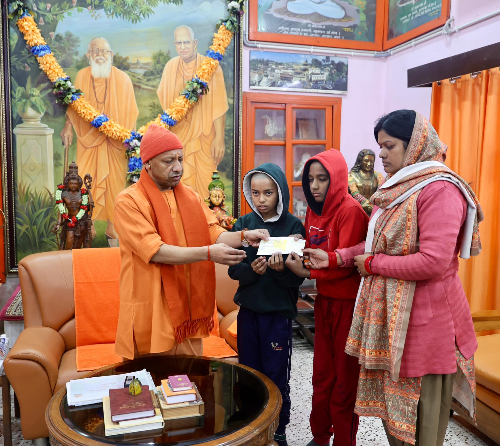 विवेकाधीन कोष से पांच लाख रुपये का चेक पत्नी व बच्चों को सौंपा*