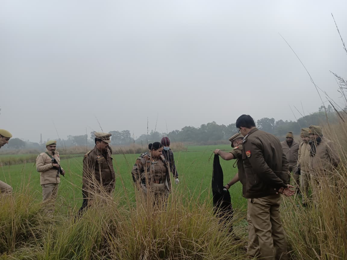 फॉरेंसिक टीम का निरीक्षण करते हुए फोटो