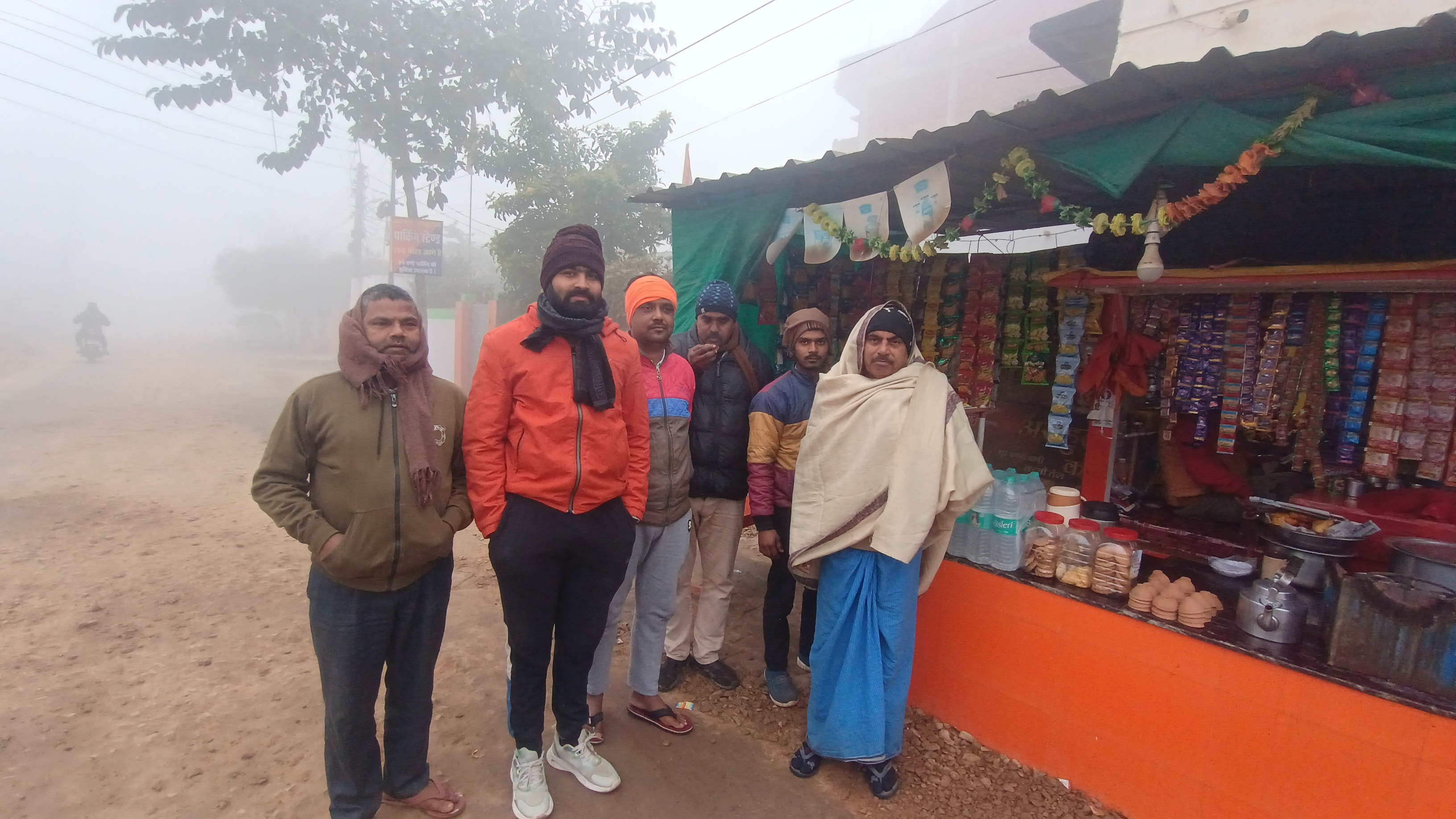 दुकानों पर खड़े रहगरीर चाय के लिए