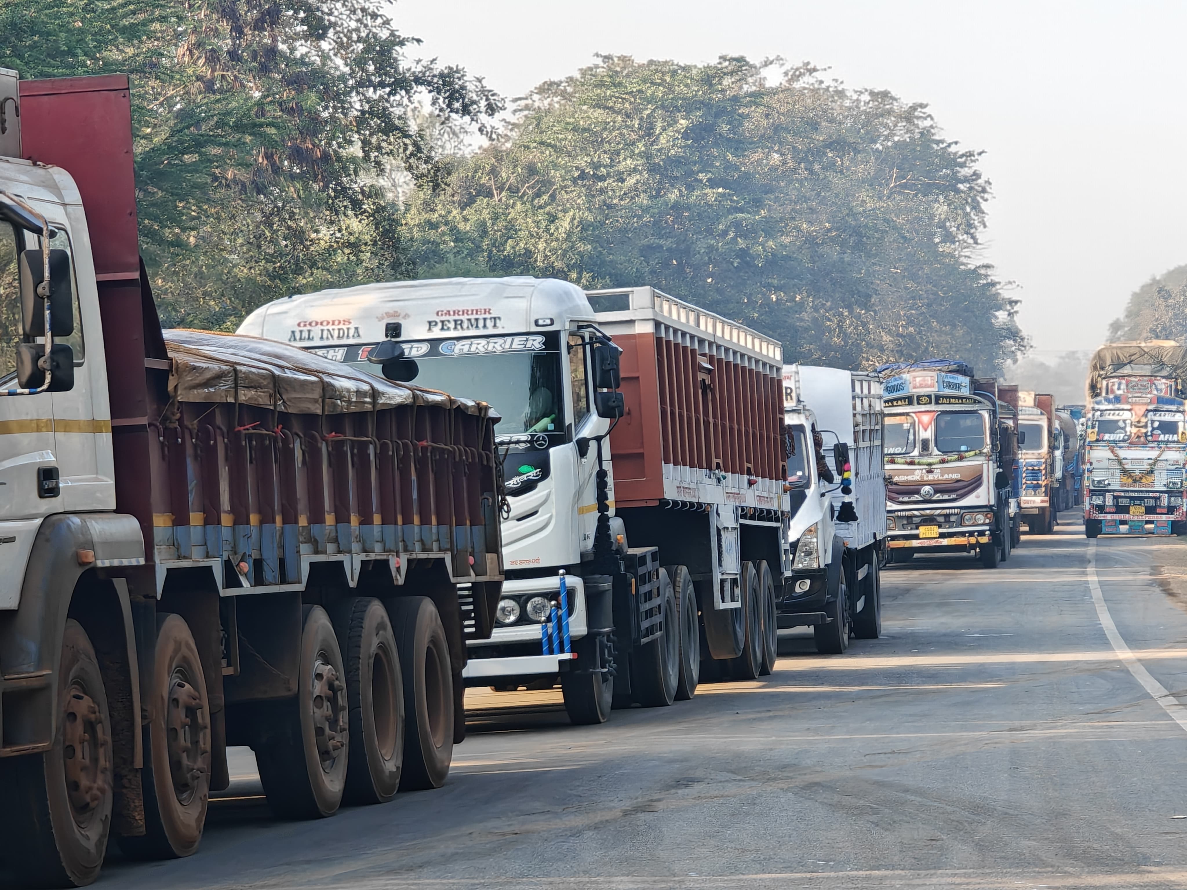 दुर्घटना के बाद धमतरी-जगदलपुर हाईवे में वाहनों की लंबी कतार।