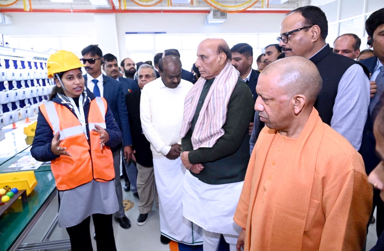 मुख्यमंत्री योगी आदित्यनाथ ने रक्षा मंत्री व लखनऊ के सांसद राजनाथ सिंह के साथ शुक्रवार को अशोक लेलैंड कंपनी के इलेक्ट्रिक व्हीकल (ईवी) विनिर्माण संयंत्र का उद्घाटन किया।
