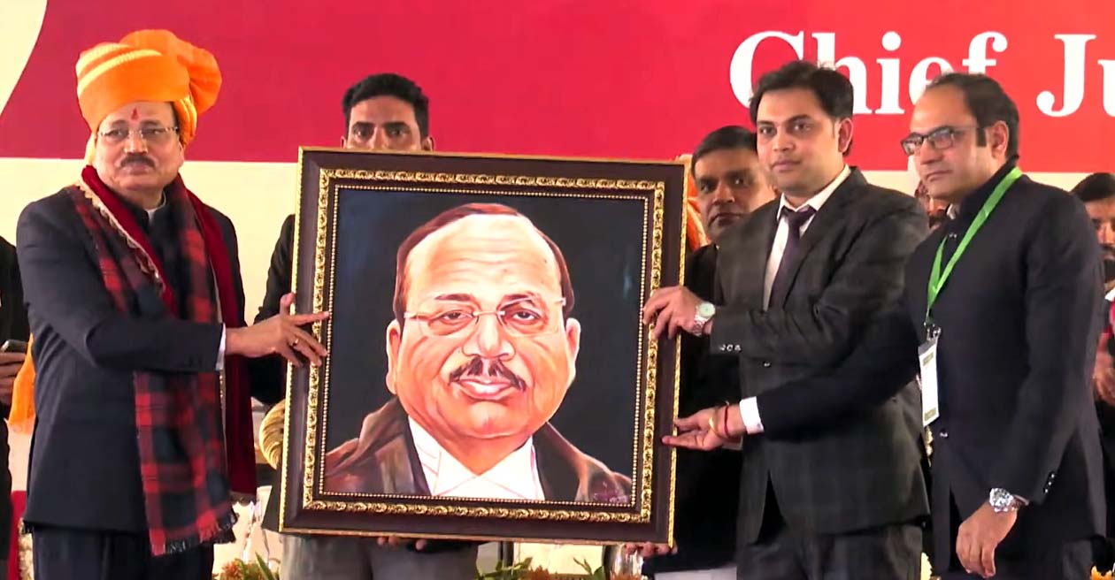 हांसी में सीजेआई सूर्यकांत को स्मृति चिन्ह भेंट करते उपायुक्त डॉ. राहुल नरवाल व एसडीएम राजेश खोथ।
