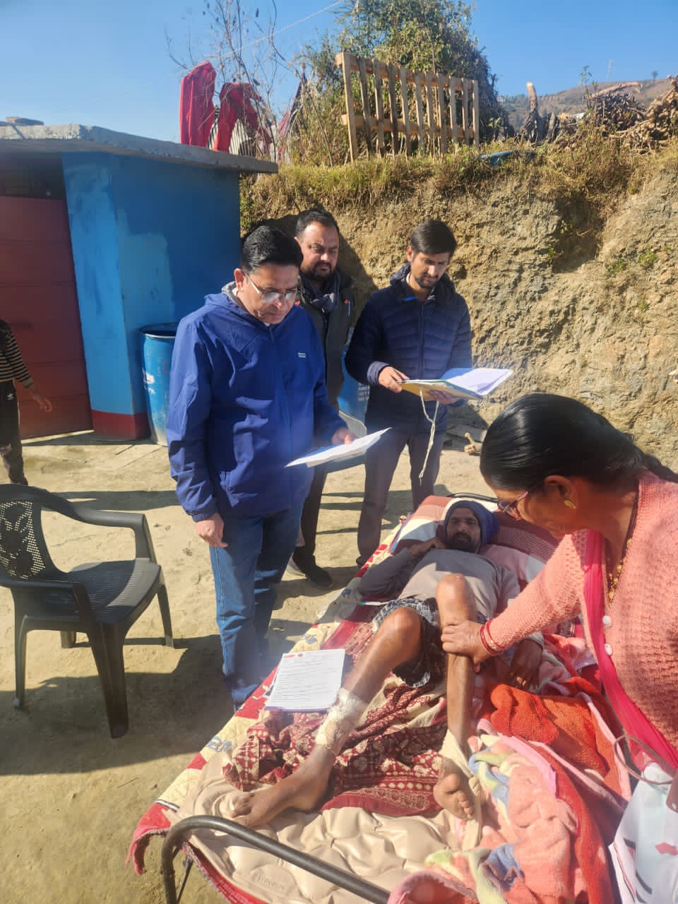 शेखर चंद का उसके घर में स्वास्थ्य परीक्षण करते मुख्य चिकित्सा अधिकारी शेखर चंद का उसके घर में स्वास्थ्य परीक्षण करते मुख्य चिकित्सा अधिकारी