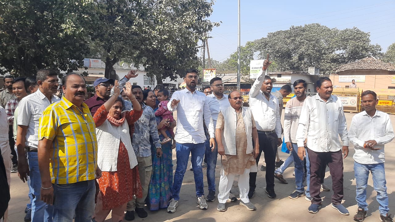 नारेबाजी करते हुए कांग्रेसी।