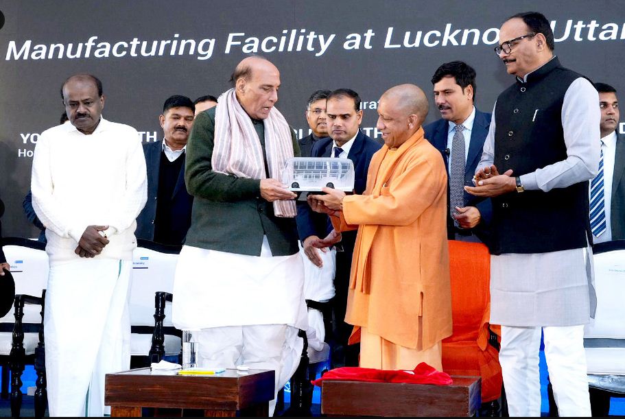 राजनाथ सिंह को इलेक्ट्रानिक वाहन का माडल भेंट करते मुख्यमंत्री राजनाथ सिंह को इलेक्ट्रानिक वाहन का माडल भेंट करते मुख्यमंत्री