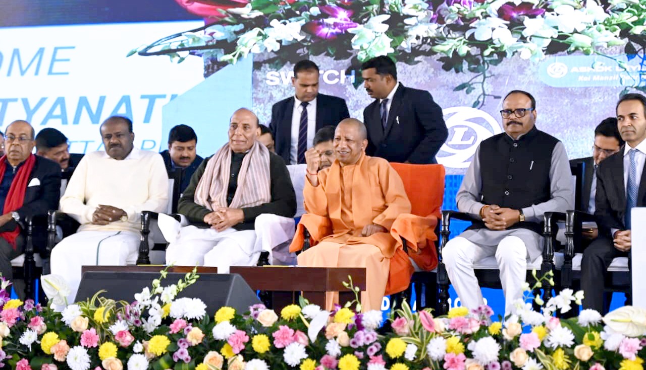 मुख्यमंत्री योगी आदित्यनाथ ने रक्षा मंत्री व लखनऊ के सांसद राजनाथ सिंह के साथ शुक्रवार को अशोक लेलैंड कंपनी के इलेक्ट्रिक व्हीकल (ईवी) विनिर्माण संयंत्र का उद्घाटन किया।