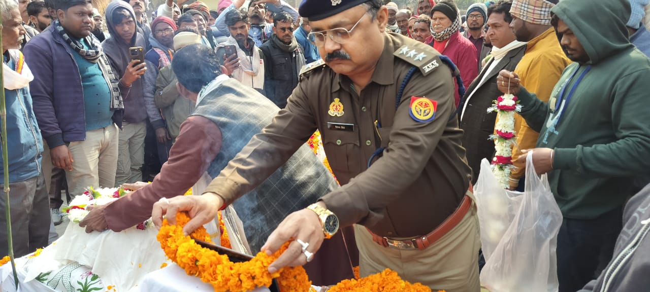विधायक को श्रद्धांजलि अर्पित करते हुए थानाध्यक्ष विवेक कुमार सिंह