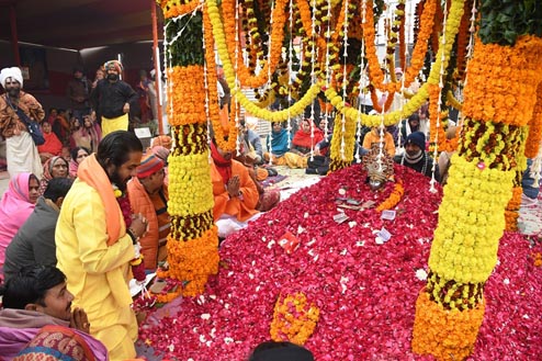 पूजन करते