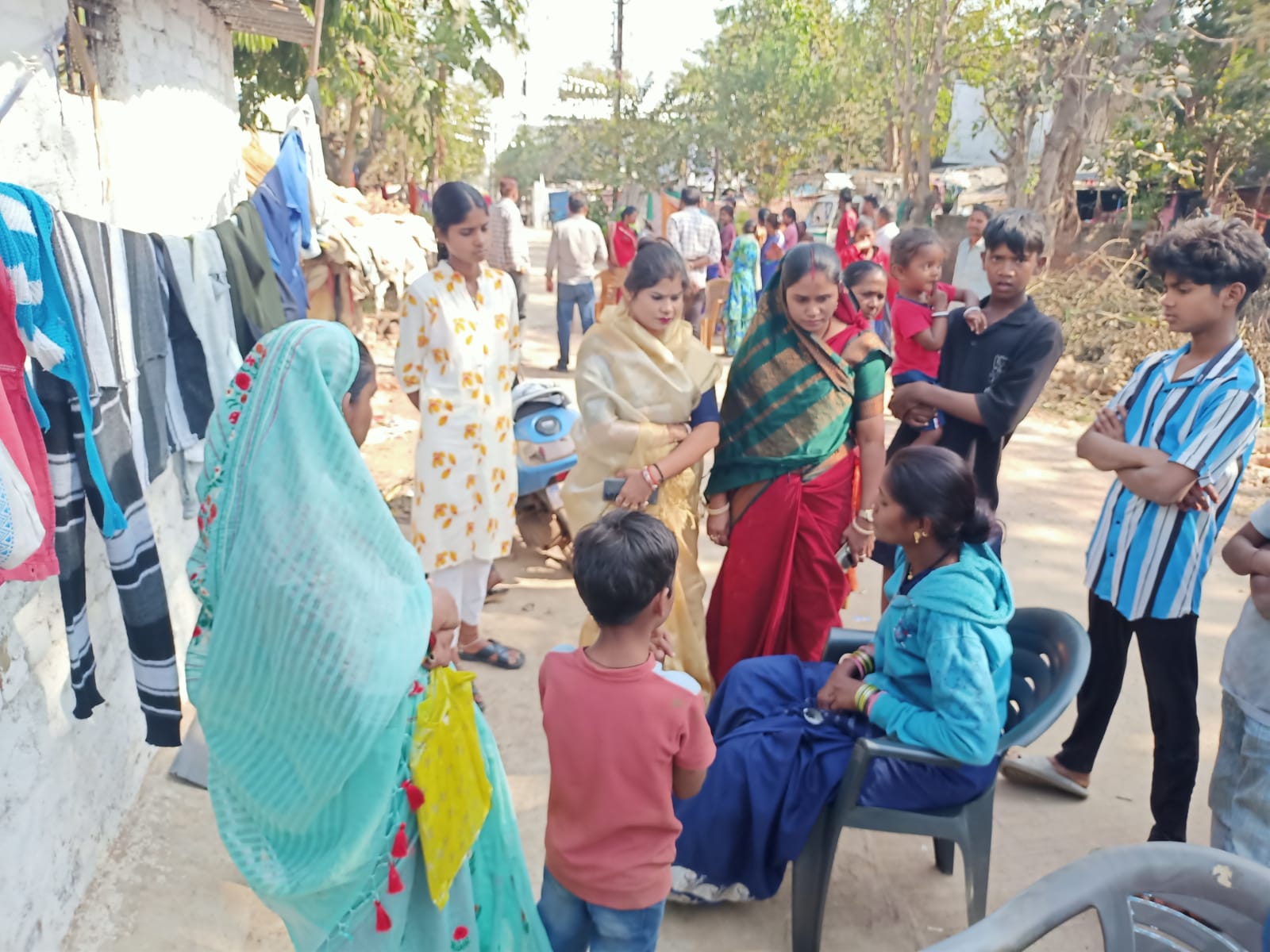 राहत व उपचार व्यवस्था का जायजा लेने पहुँचीं सभापति कौशल्या देवांगन राहत व उपचार व्यवस्था का जायजा लेने पहुँचीं सभापति कौशल्या देवांगन
