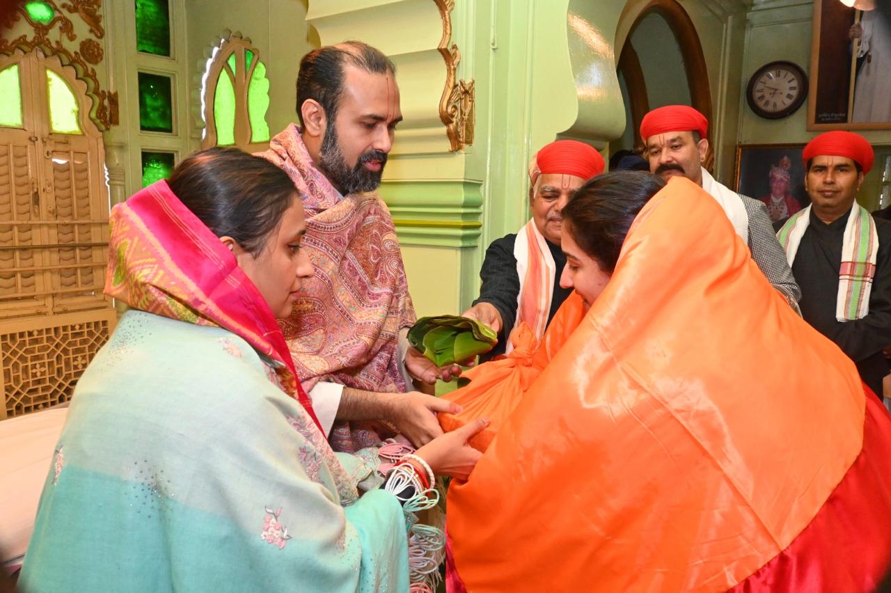 राधिका मर्चेंट का समाधान करते विशाल बावा