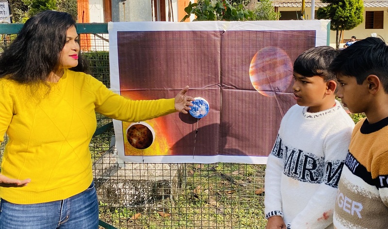 खगोलीय घटना की जानकारी देते हुए सारिका खगोलीय घटना की जानकारी देते हुए सारिका