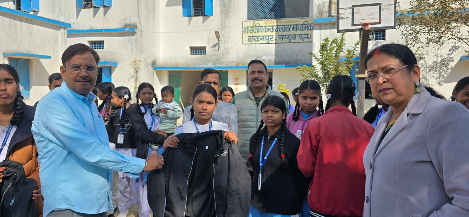 स्कूली छात्राओं को बांटे गए स्वेटर